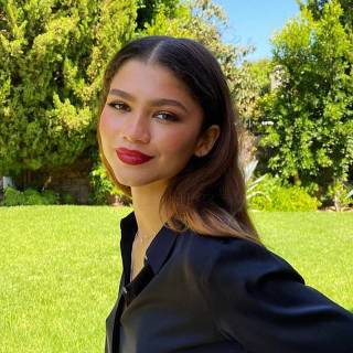 Zendaya phone wallpaper