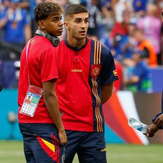 Nico Williams and Ferran Torres wallpaper