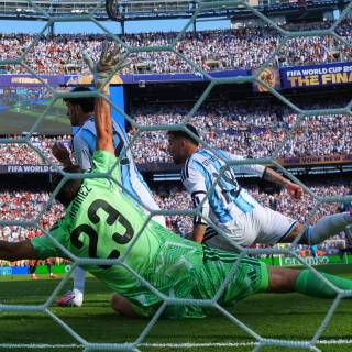 Nico Williams and Ferran Torres wallpaper
