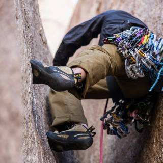 Climbing phone wallpaper