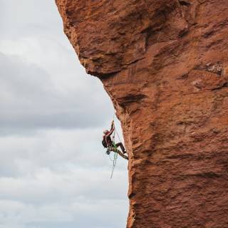 Climbing phone wallpaper