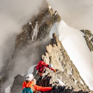 Climbing phone wallpaper