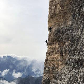Climbing phone wallpaper