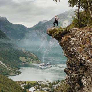 Climbing phone wallpaper