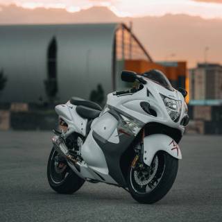 White Suzuki Hayabusa 4k wallpaper