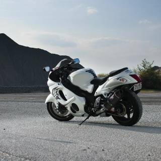 White Suzuki Hayabusa 4k wallpaper