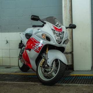 White Suzuki Hayabusa 4k wallpaper