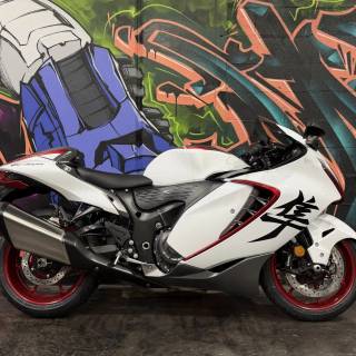 White Suzuki Hayabusa 4k wallpaper