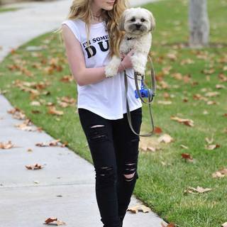 Sabrina Carpenter wallpaper