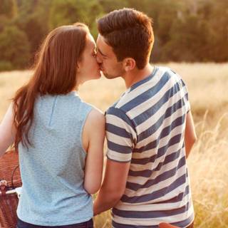 Love couple kisses wallpaper