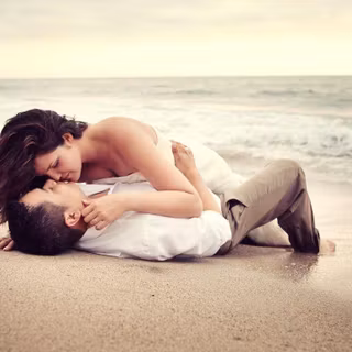 Couple kissing wallpaper