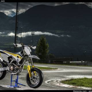 Husqvarna FS 450 wallpaper