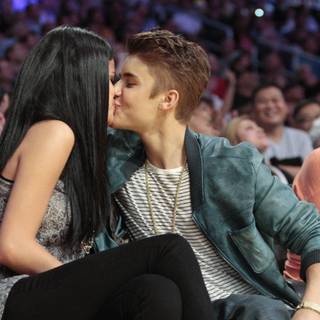 Justin Bieber and Selena Gomez wallpaper