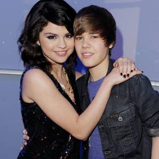 Justin Bieber and Selena Gomez wallpaper