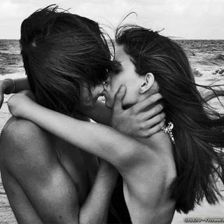 Romantic kiss wallpaper HD