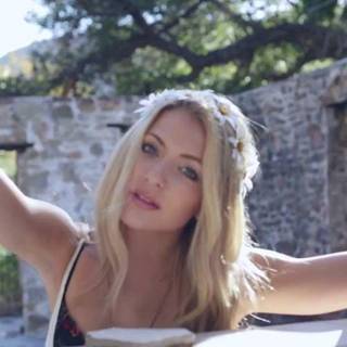 Savannah Soutas wallpaper