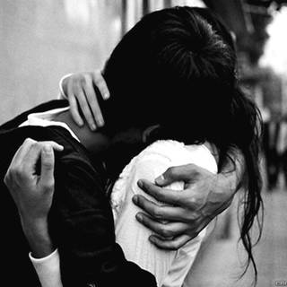 Cute couple hug wallpaper for mobile