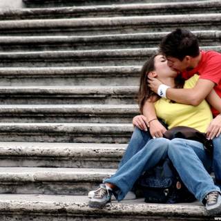 Couple kissing HD wallpaper