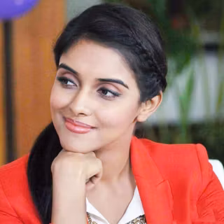 Beautiful actress HD wallpaper