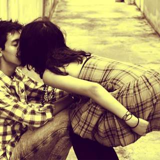 Lovers kissing wallpaper