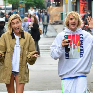 Hailey Bieber wallpaper