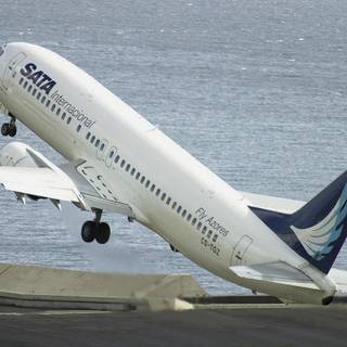 Plane taking off wallpaper