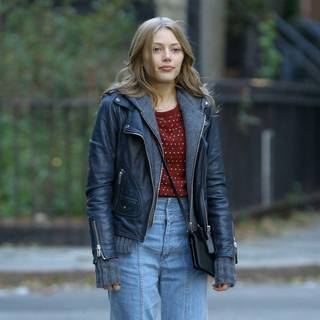 Grace Van Dien wallpaper