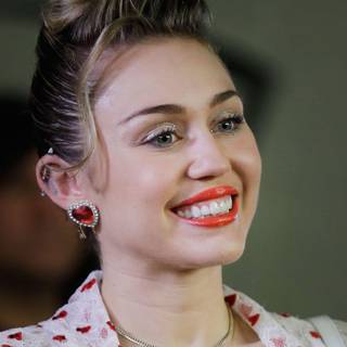 Miley Cyrus Mother's Daughter wallpaper