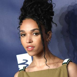 FKA twigs Cellophane wallpaper