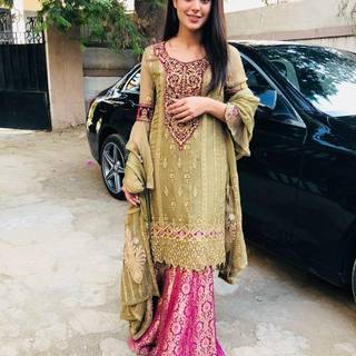 Iqra Aziz wallpaper