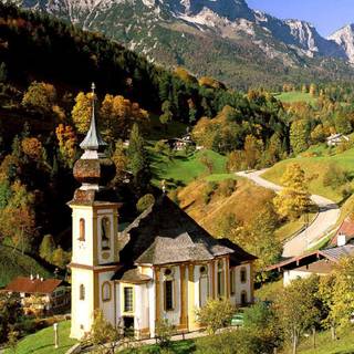 Little village in the Alps wallpaper