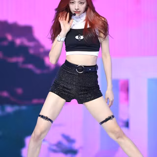 ITZY Yuna wallpaper