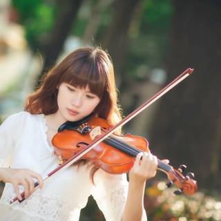 Girl and violin wallpaper