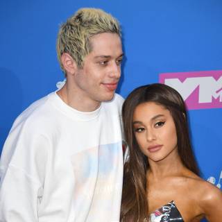 Ariana Grande Pete Davidson wallpaper
