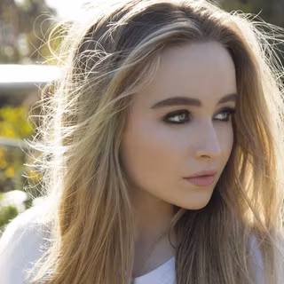 Sabrina Carpenter 4K wallpaper