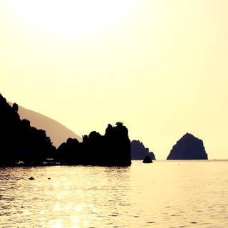 Sunshine, sea and rocks wallpaper