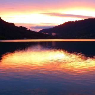 Lake at sunset wallpaper