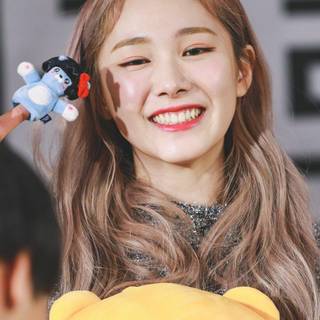 EVERGLOW Mia wallpaper