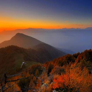Autumn sunset in mountains wallpaper