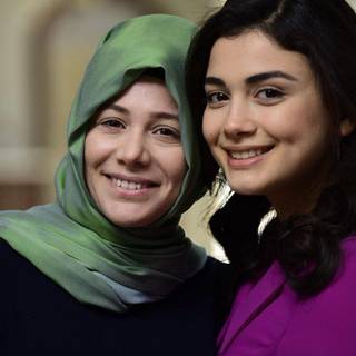 Özge Yağız wallpaper