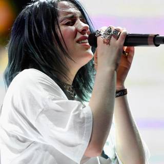 Billie Eilish Full Screen wallpaper