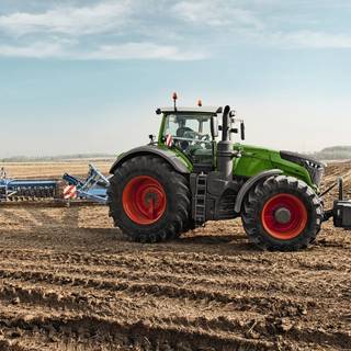 Fendt yellow wallpaper