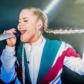 Julie Bergan wallpaper