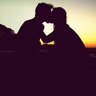 HD Kiss iPhone wallpaper