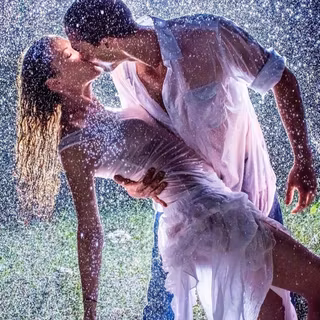 HD Kiss iPhone wallpaper