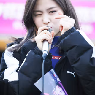 Itzy Ryujin wallpaper