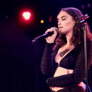 Sabrina Claudio desktop wallpaper