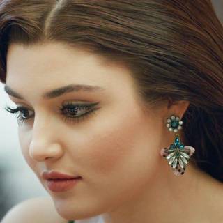 Hande Erçel desktop wallpaper