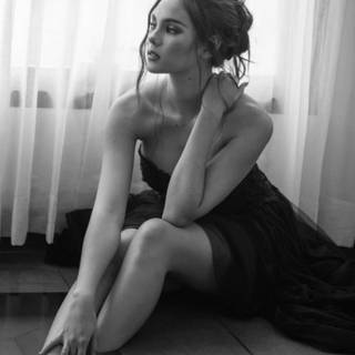 Catriona Gray iPhone wallpaper