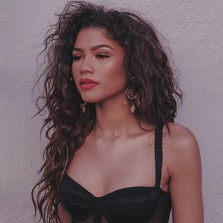 Zendaya iPhone wallpaper